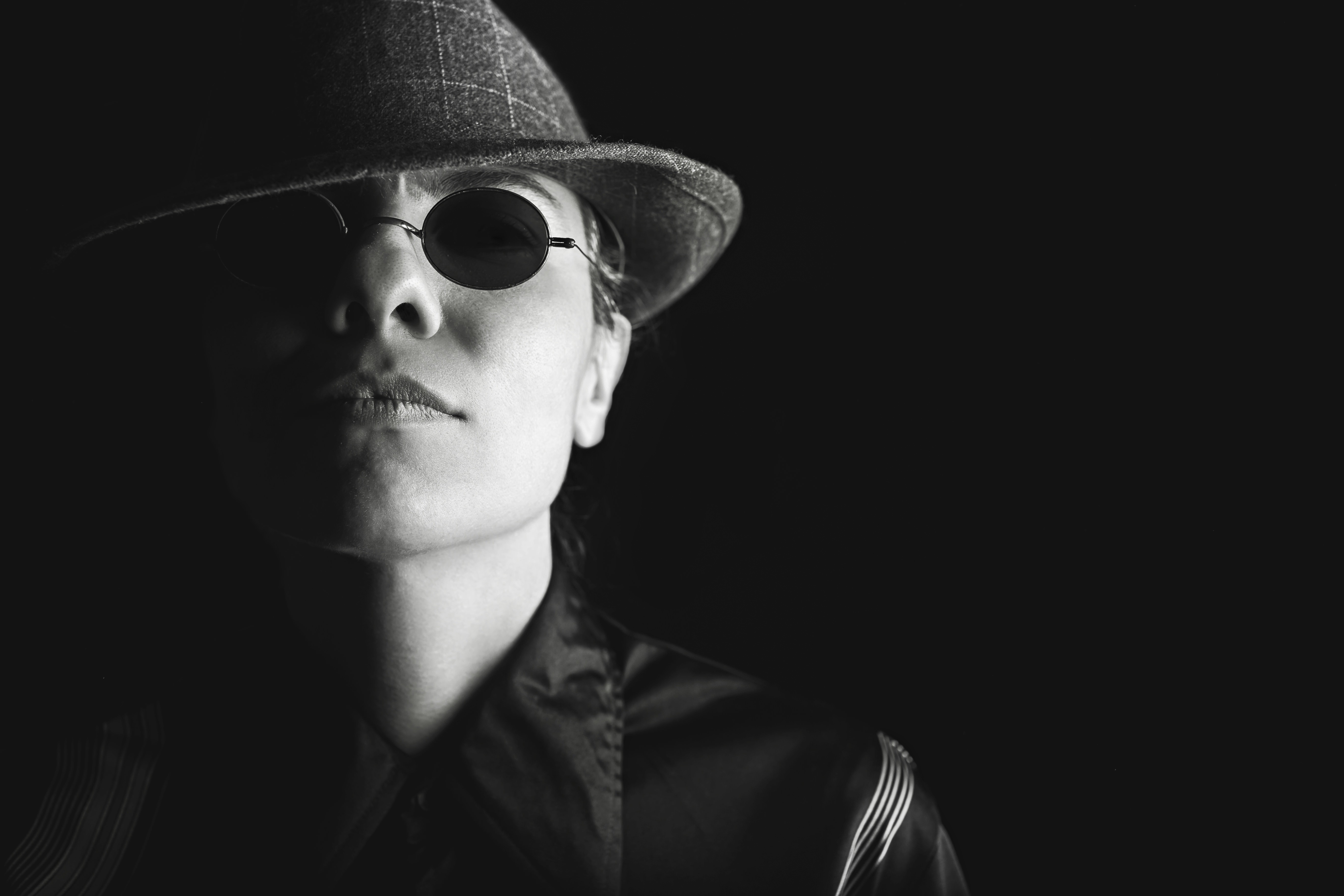 Ein Detektiv mit Sonnenbrille.